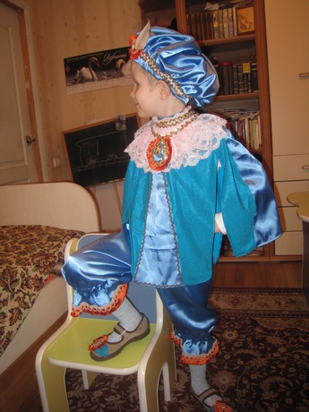 Новогодний костюм принца для мальчика фото